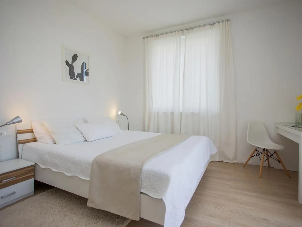 Beautiful Villa 100M From The Sea Kastela